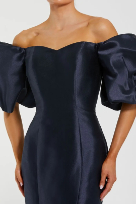 Confeccionado en satén elegante, este vestido off-the-shoulder presenta mangas abullonadas y una cola larga, creando una silueta atemporal.