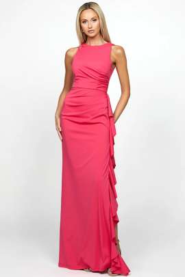 Vestido con escote halter y copas incorporadas para soporte. Los plisados laterales ofrecen una silueta favorecedora, mientras que la falda larga incluye una abertura lateral y un volado cascada para un toque dramÃ¡tico. Totalmente forrado y con cremallera invisible, garantiza un ajuste impecable. Ideal para eventos formales, combina estilo clÃ¡sico con atractivo contemporÃ¡neo.