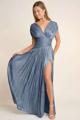 Vestido largo elegante en tono azul acero, con escote en V y mangas cortas.