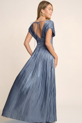 Vestido largo elegante en tono azul acero, con escote en V y mangas cortas.