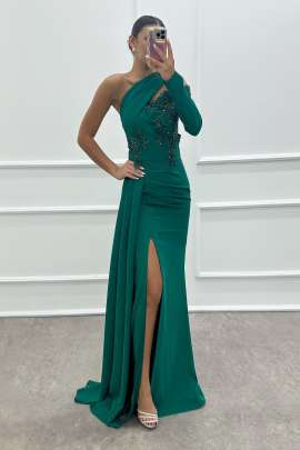 Vestido con manga asimÃ©trica, diseÃ±o de encaje en talle y faldÃ³n en costado 