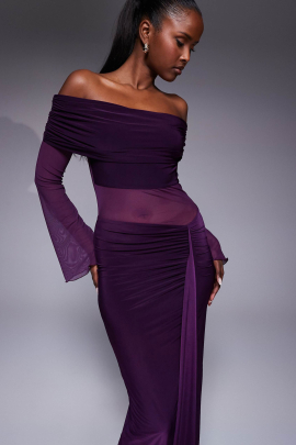 Vestido largo con doble capa, diseño ajustado de hombros descubiertos, panel transparente y falda fruncida.