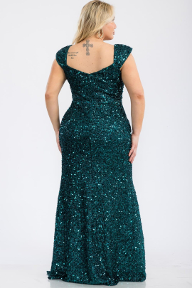 Vestido largo verde con escote en V, manga corta tipo tirante, apertura lateral y acabado de lentejuelas elegantes.