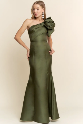 Vestido de tafetá con diseño de un solo hombro y detalle de flor. Silueta sirena entallada y cierre trasero con cremallera. Elegante y sofisticado.