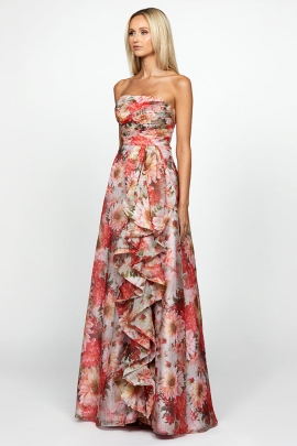 Captura la elegancia atemporal con nuestro VESTIDO BLAIRE SIN TIRANTES, que presenta un escote recto adornado con pliegues asimÃ©tricos. El corsÃ© ajustado incluye copas de busto incorporadas y varillas para un ajuste de soporte y favorecedor. 