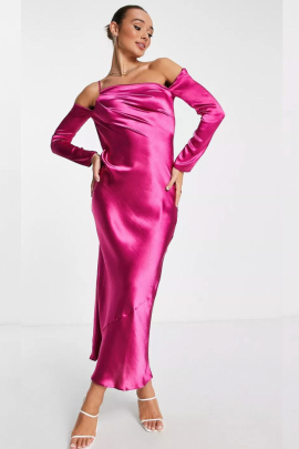 Vestido largo de un hombro con detalle de pliegues en rosa