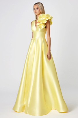 Vestido largo con escote en V profundo, detalle de volante escultórico en un hombro y falda en línea A con bolsillos ocultos, elegante y sofisticado.