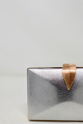 Bolsa dura con cierre de hoja.