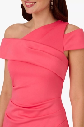 Un vestido con manga corta asimÃ©trica, que combina un diseÃ±o moderno y elegante. La asimetrÃ­a en las mangas le da un toque Ãºnico y contemporÃ¡neo, perfecto para un look casual-chic o para ocasiones especiales.