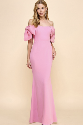 Vestido largo liso y sencillo, realzado por moÃ±os grandes a la altura de los brazos que aÃ±aden un toque de sofisticaciÃ³n y encanto. Su diseÃ±o minimalista permite que los moÃ±os sean el punto focal, creando un equilibrio perfecto entre elegancia y originalidad. Ideal para eventos donde quieras destacar con un estilo refinado y moderno.