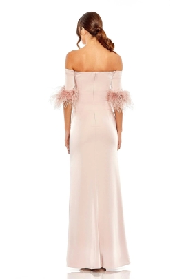 Vestido de columna con escote off the shoulder y detalles de plumas