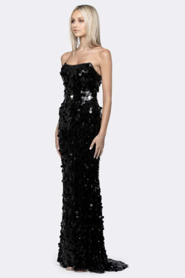 Vestido strapless con silueta entallada. Este elegante diseÃ±o acentÃºa las curvas, creando un look favorecedor y sofisticado. Perfecto para ocasiones formales.