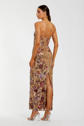 vestido adornado con lentejuelas verticales y delicados motivos florales que aportan un brillo hipnotizante. Su silueta tipo columna ofrece un glamour elegante y perfecto para eventos de etiqueta.