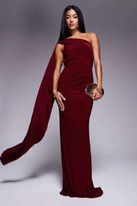 El vestido esta hecho de tela elástica, resalta la figura mientras ofrece flexibilidad. Su diseño sencillo y minimalista lo convierte en una opción versátil y moderna, ideal para eventos formales o de noche.