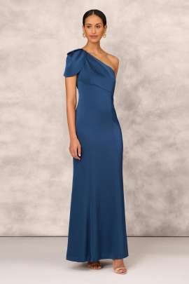 Vetsido con una silueta de sirena sutil pero sexy, acentuada con un elegante escote de un solo hombro diseÃ±ado para drapear a la perfecciÃ³n. Un equilibrio impecable de estructura y suavidad, con lÃ­neas limpias y elegantes.