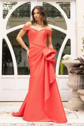 Vestido elegante y perfecto para eventos. Tiene escote en forma de corazÃ³n, mangas caÃ­das, y estÃ¡ hecho de tejido Mikado elÃ¡stico. Cuenta con una abertura y un cierre de gancho y cremallera en la parte posterior. Es una opciÃ³n ideal para bodas.