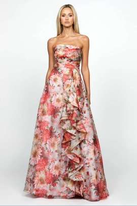 Captura la elegancia atemporal con nuestro VESTIDO BLAIRE SIN TIRANTES, que presenta un escote recto adornado con pliegues asimÃ©tricos. El corsÃ© ajustado incluye copas de busto incorporadas y varillas para un ajuste de soporte y favorecedor. 