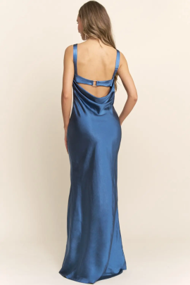 Vestido largo de satén con escote barco. Tirantes en la espalda y hebilla metálica decorativa. Acabado sofisticado y sensual.