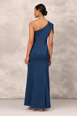 Vetsido con una silueta de sirena sutil pero sexy, acentuada con un elegante escote de un solo hombro diseÃ±ado para drapear a la perfecciÃ³n. Un equilibrio impecable de estructura y suavidad, con lÃ­neas limpias y elegantes.