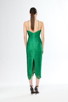 Este impactante vestido midi es una verdadera declaración de estilo y sensualidad. Confeccionado con barbitas horizontales que recorren todo el diseño, crea un efecto visual dinámico que acentúa las curvas y aporta movimiento a cada paso.