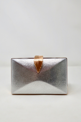 Bolsa dura con cierre de hoja.