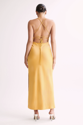 Una silueta sobria y elegante para la musa moderna.