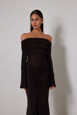 El vestido presenta un hermoso diseño off-the-shoulder con detalles fruncidos y una silueta ajustada.